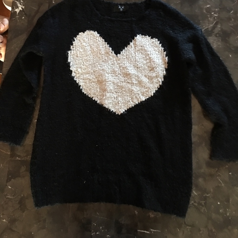 Black lightweight oversized sweater w/white heart